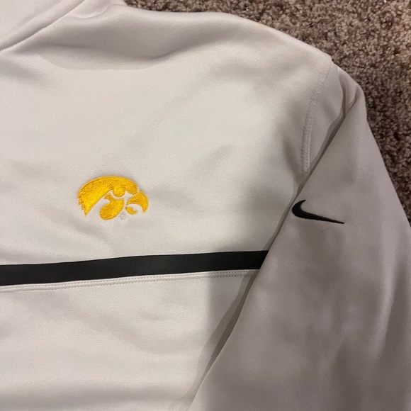 Nike Golf Iowa Hawkeyes Men's 1/4 Zip - Picture 2 of 3
